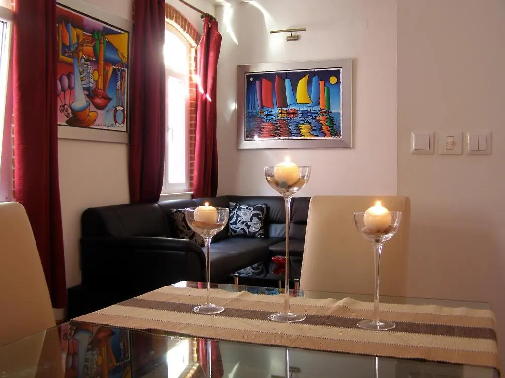 Split Artistic Apartments 0*,
